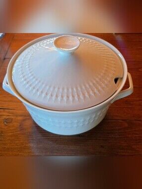 Beautiful Soup Tureen. Measures 8"
